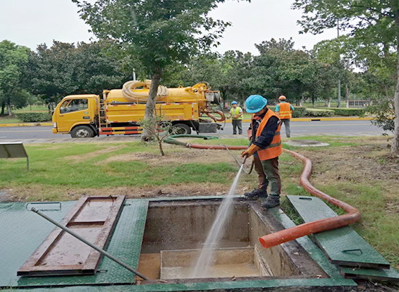 渔薪镇化油池清理