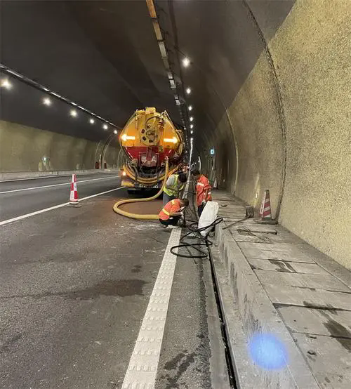 渔薪镇隧道排水渠清淤